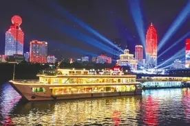 武汉交警建议14日晚地铁出行，来江边观赏的私家车尽量停在二环线外图片