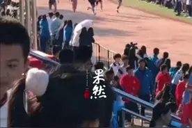 最后一次参加中学运动会，高三体育生表演赛上拉手冲过终点，拉住了三年青春，留下人生绚烂的篇章。图片