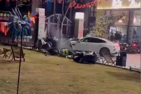 男子开汽车冲撞多辆摩托车，南通警方：其因口角纠纷持刀伤人致1死