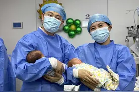 六一，在新生儿重症监护病房拍第一张全家福图片