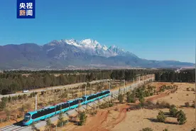 丽江⇌玉龙雪山 全球首列全景观光山地旅游列车来了图片