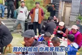 云南丽江95岁婆婆参加姐姐百岁寿宴，拉着手约定共庆自己百岁生日图片