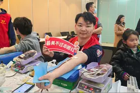 志愿者刘锐从四川“打飞的”来汉献血图片
