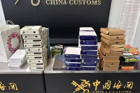 拦下代购团！6名旅客违规携带大量巧克力、点心等物品入境被查获图片