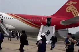 深航一客机紧急返航，乘客从滑梯逃生图片