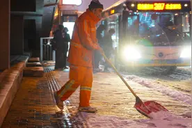 保障市民出行，环卫工人天没亮就开始清扫积雪图片
