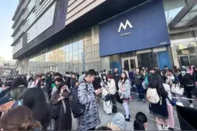 10小时卖了268万！有人带着被子熬夜排队，网友：无法理解……图片