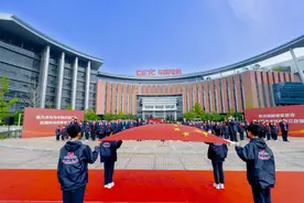 英雄航天员见证，遨游太空的五星红旗在中国雷达工业发源地升起图片