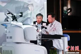上海专家连线新疆 跨越5000公里远程成功完成机器人手术图片