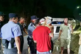 轿车侧翻致男孩受伤，长航民警紧急救援图片