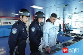 国内最大货物滚装船在扬州交付启航，该市船舶制造业加快“高端环保”转型步伐图片