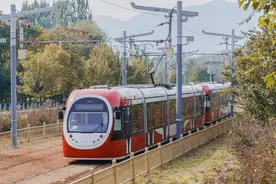 香山赏红叶迎大客流，北京有轨电车西郊线高峰期5分钟一趟图片