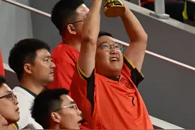 国足迎来18强赛首粒进球，看台球迷狂欢｜图集图片