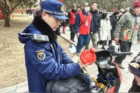 节日在岗|筑起“防火墙”，消防员守护地坛庙会安全图片