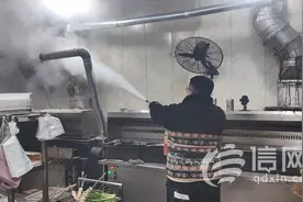 青岛地铁司机帮烧烤店灭火 老板打包烤串追了出来图片