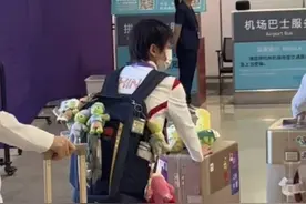 为什么书包上挂满小乌龟？全红婵害羞回应：因为它们又丑又可爱～图片