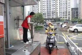 潮评丨杭州“小哥码”，藏着城市治理大门道图片