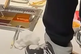 两名17岁男子朝海底捞锅底小便，赔偿或达百万图片