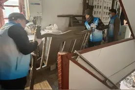 楼道堆物隐患大，整治清理保安全图片