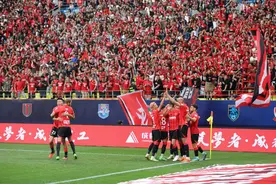 五连胜！超四万人现场见证 成都蓉城3：1深圳新鹏城图片