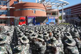 首经贸大学3000余名大一新生体验“火焰蓝”军训图片