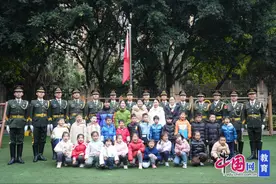 把国防“种子”种进童心！ 成都实小附幼举行国防教育主题升旗仪式图片