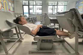 午休躺着睡！杭州13所中小学新学期将换上能躺睡的课桌椅图片