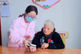 90后养老护理员符蓉：从带小孩到带“老小孩”，这朵养老的“芙蓉花”开得璀璨图片