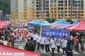 一技在手，一生无忧！三都职校举行2024年职业教育活动周踩街宣传活动图片
