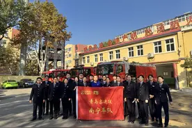 走进消防队，致敬火焰蓝图片