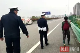 婆婆误入高速却不愿上警车，武汉黄陂交警护航2公里终将老人送下高速图片