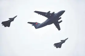 “双20”振翅长空，向英雄致以崇高敬意！图片
