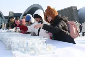 “尔滨”专家教你安全地“舔铁”、泼水、打出溜滑儿图片