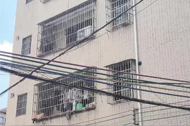 城中村拉线随处见 电桩旁有人接插板图片