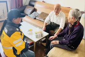 这个惠南外卖“小姐姐”每天出门第一件事不是接单，而是……图片