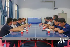 周小勇看望慰问奋战在抢险救援与灾后重建一线的救援队伍图片