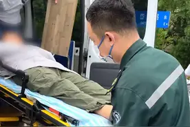 紫牛在现场｜ “开心，太开心！”突发重病昏迷38天的初三男生，今天回校拍毕业照了图片