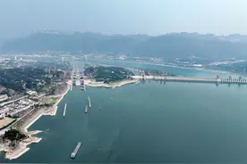 图片新闻|三峡船闸今年过闸货运量突破1亿吨图片