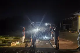 屋顶被掀翻，干部连夜为村民建“家”图片