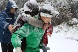 七旬老人大雪中不慎“摔倒” 幸遇社区“好邻居”暖心救助图片