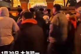 为了“烧头香”，大家都拼了，有人连夜排队10小时图片