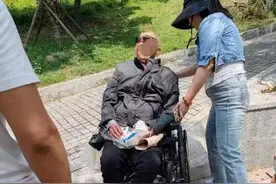 ​八旬轮椅老人摔倒湛河堤 爱心人士接力帮扶图片