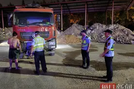 夜战 “百吨王”，这场夜间协同治超行动守护道路交通安全图片