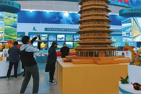 应县木塔巨型木质模型引人注目图片