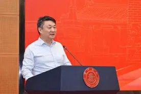 网红校长给天才中专女生推荐这本书！曾以谈“好的教育”刷屏图片