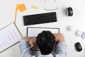 趴着午睡会让眼压越来越高，甚至诱发青光眼发作？|网红说法求真图片