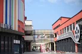 成都“横店”有多“横”：楼下王宝强在拍电影 楼上学生们在上课图片