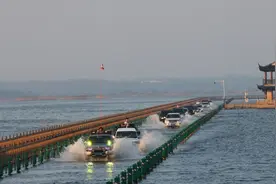 江西鄱阳湖呈现“中国最美水上公路”图片