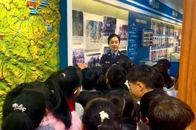 安图：聆听警察故事 厚植爱国情怀图片