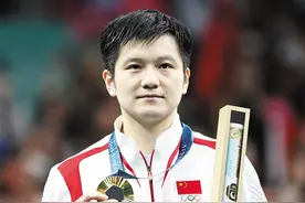 南国学堂·萌新闻丨 运动员手里拿的长条纸盒是什么？图片